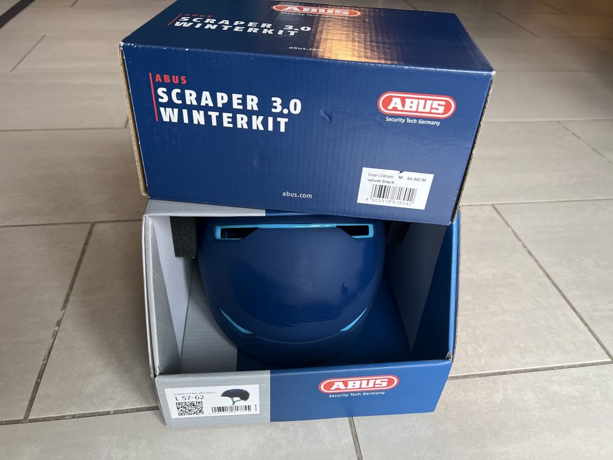 Abus Caschi: ABUS Scraper 3.0 Ultra Blue L inkl. Winterkit Helm – Nuovo e nell'imballaggio originale da Winterthur venduto da Masi2003