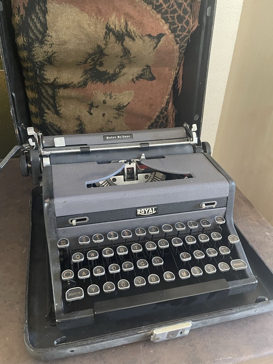Macchine da scrivere: Schreibmaschine Royal mit Koffer – Difettoso da Känerkinden venduto da Naebedra