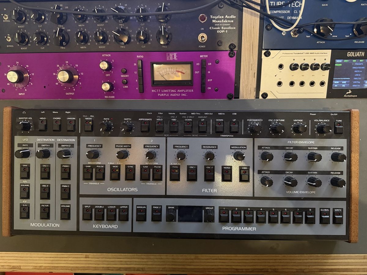 Oberheim Electronics Instruments de musique: Oberheim OBX8 Synthesizer Desktop - Good Condition – D'occasion à Vordemwald par gerard.green 1
