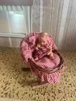 Antike Puppenwiege mit Puppe, rot-weiss Gingham, 50er-60er 4