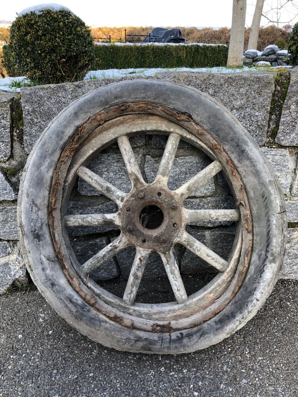 Pneus & Roues: Sehr altes Holzspeichenrad – D'occasion à Beinwil (Freiamt) par Zedel1923 1