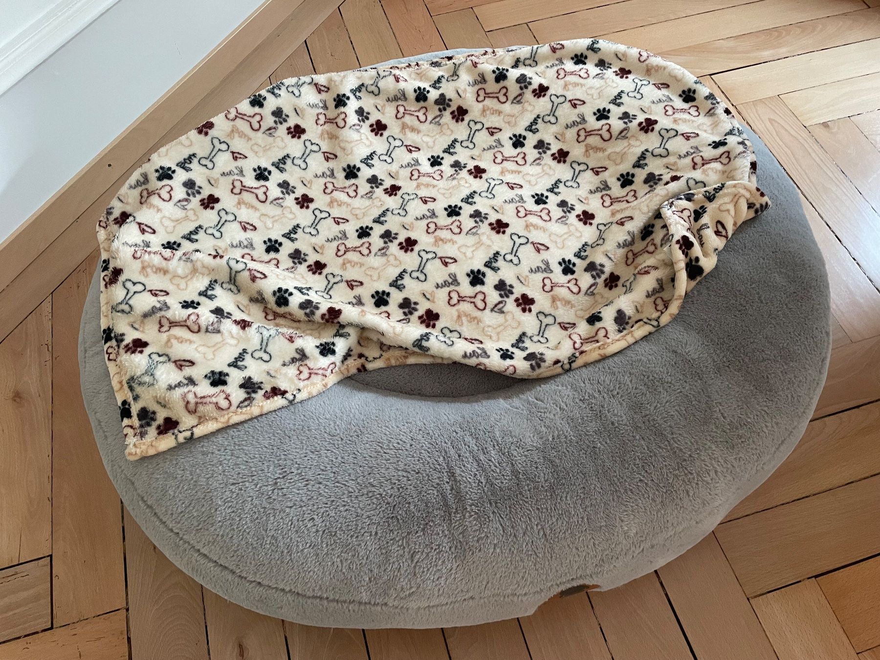 Kuscheliges orthopdisches Hundebett Emmy & PEPE, Rund, Grau (Gebraucht) in  Kreuzlingen fr CHF 70  nur Abholung auf Ricardo kaufen