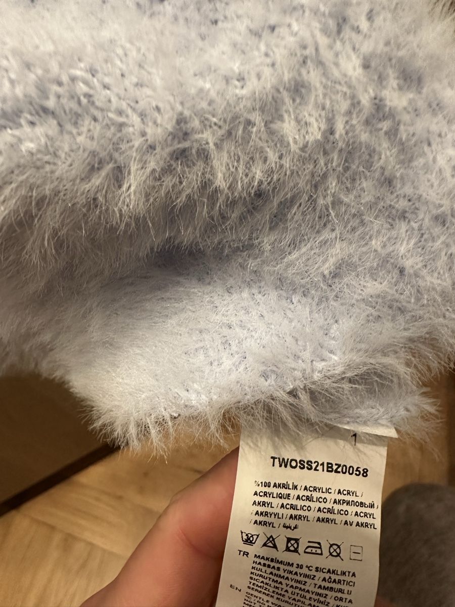 Top: Fluffy Blue Strawberry Crop Top, S – Nuovo (secondo la descrizione) da Horgen venduto da Elizhadz 4