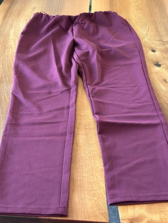 Bequeme, weinrote Stoffhose Grösse 40