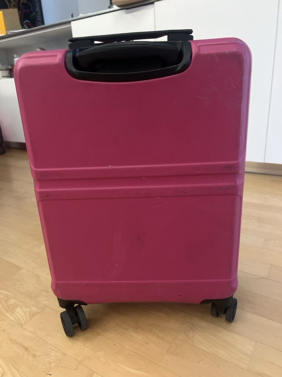 Valigie: Kleinerer Hard Shell Koffer in Pink – Usato da Wädenswil venduto da mic_rg7y 2