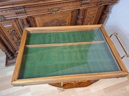 art.260157 ​Tischvitrine Holz Glas Samt gruen Schaukasten 