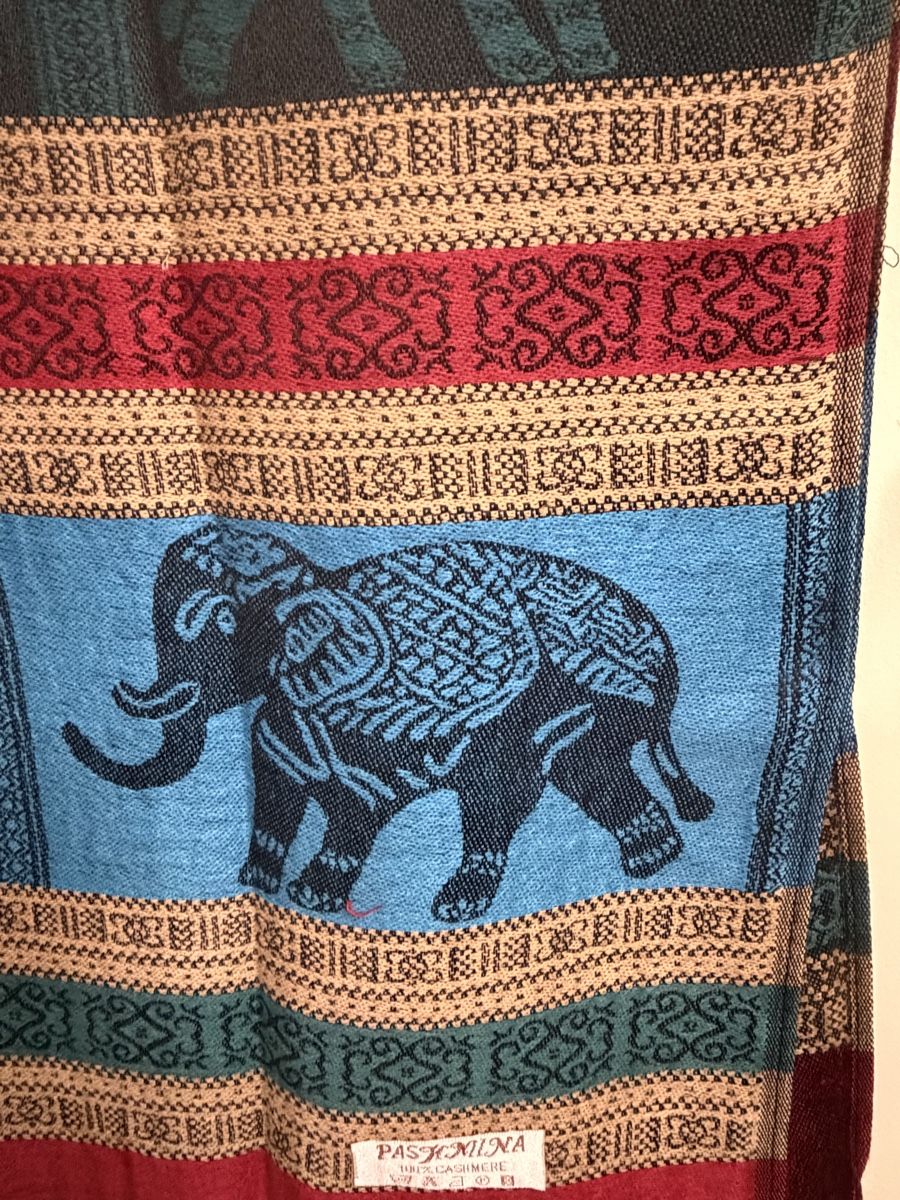 Foulards, Tücher & Schals: Pashmina Scarf Thai Elephant Pattern Red Blue Multi Color – Neu und originalverpackt aus Buttikon SZ von trz_6ht8 2