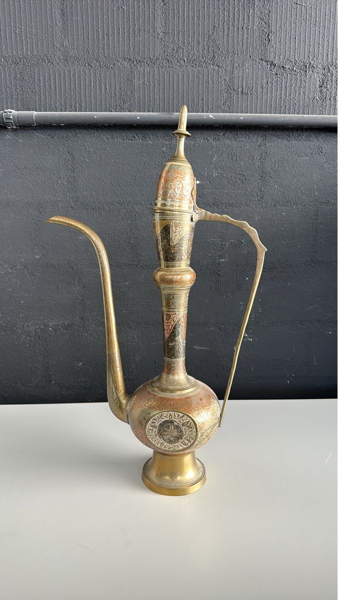 Caraffe: Dekorative Messingkanne orientalisch verziert gebraucht – Usato da Näfels venduto da Meelis
