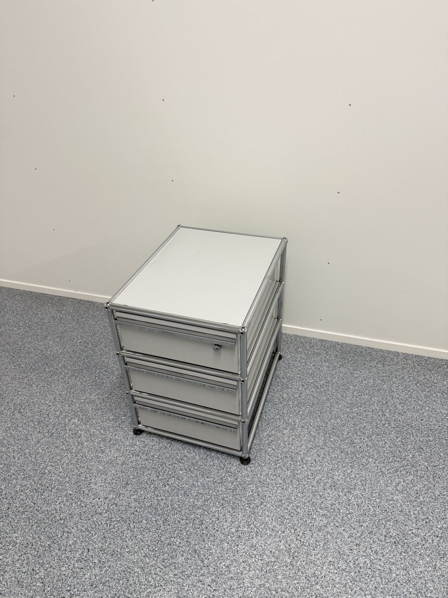 USM Eléments de bureau: USM Haller Korpus Lichtgrau Q2 – D'occasion à Balsthal par Designhaus.Schmitt 2