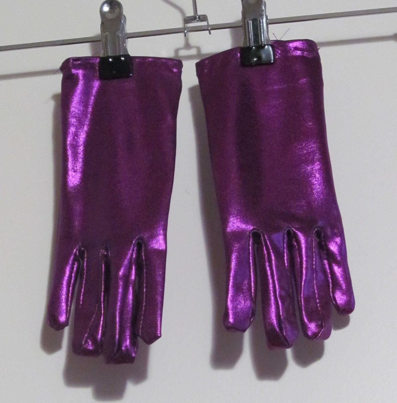 Guanti & manicotti: NEU Kurze Purpur Lackhandschuhe – Nuovo e nell'imballaggio originale da Münchenbuchsee venduto da lu-99 1