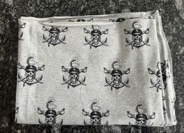 Sommersweat hellgrau mit Piraten-Skulls 99 x 150 cm