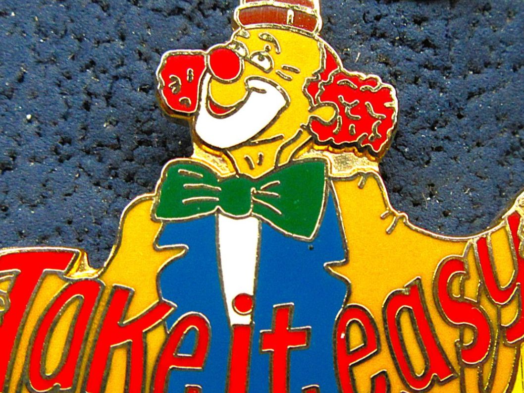 Swiss Plaketten & Abzeichen: CLOWN PIN ENAMEL " TAK IT' EASY " GOLDIG – Gebraucht aus Ettingen von Hausi4711 1