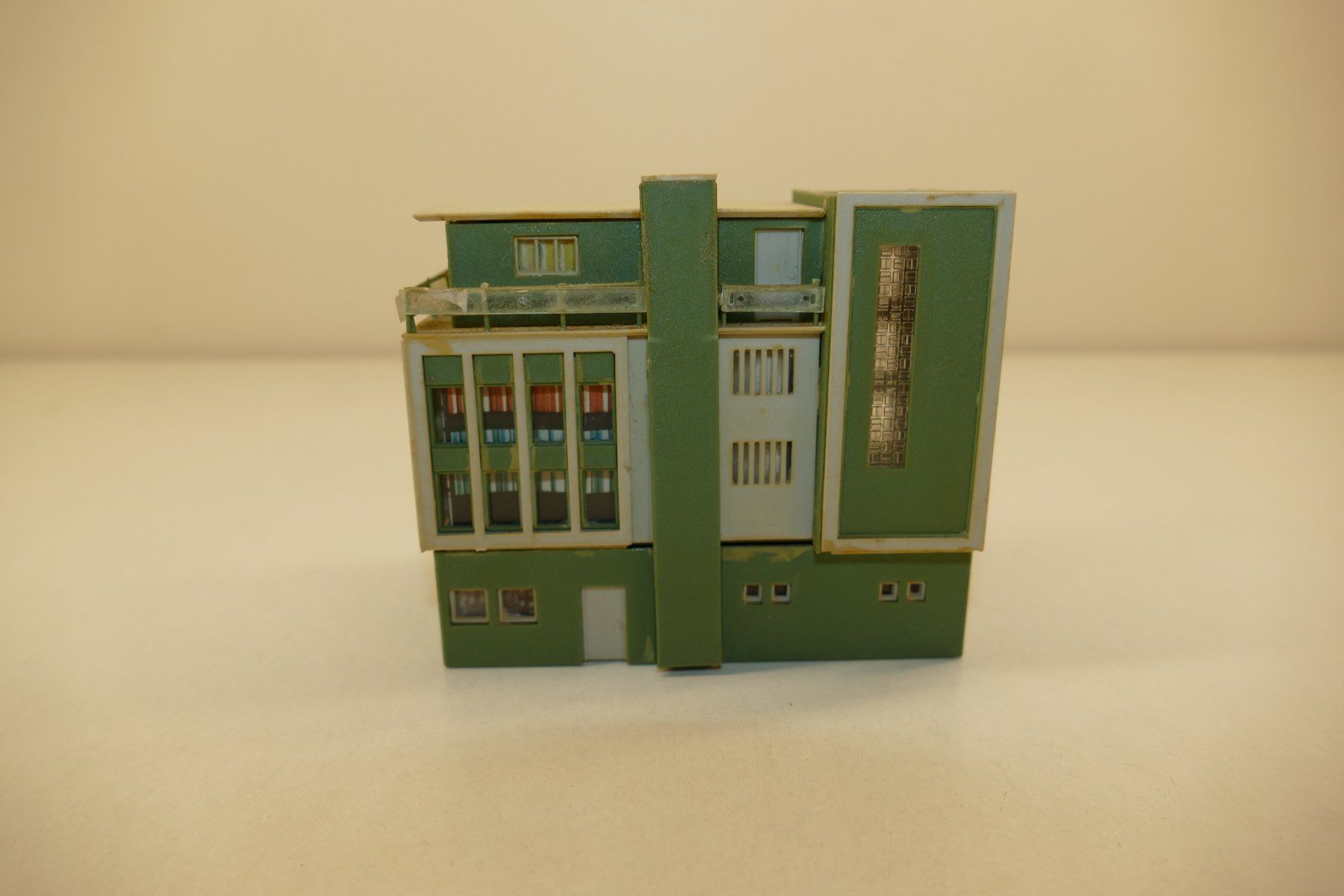 Vollmer Modelleisenbahnen: Vollmer N: Stadthaus mit Bank – Gebraucht aus Niederhasli von rail-duerst 2