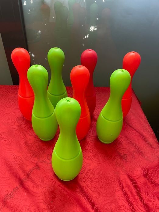 Giochi: 8 Kinder Bowling Kegel Plastik – Usato da Bergdietikon venduto da antovale