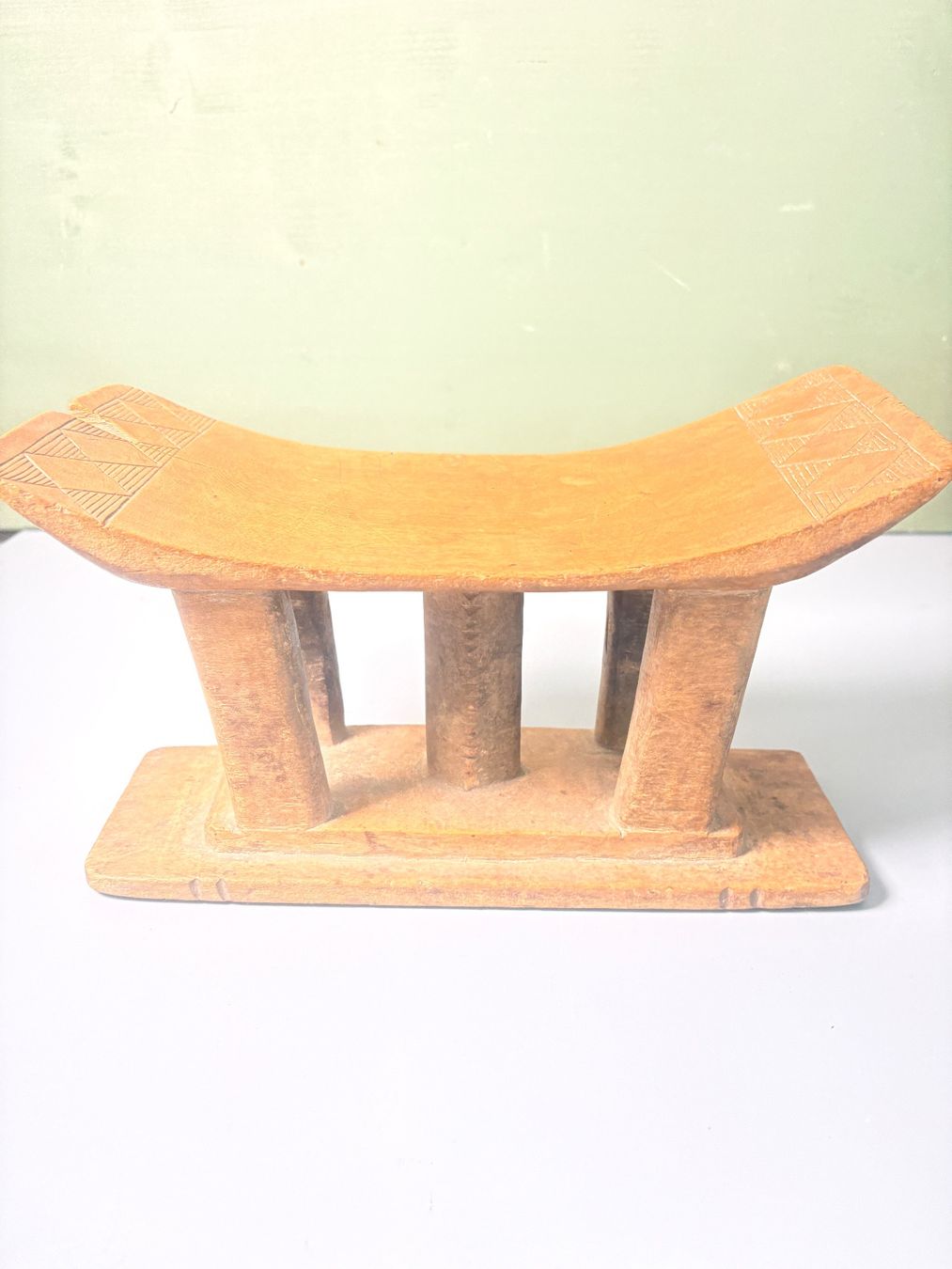 Sculture & Statue: Afrikanische Holzfigur mit geschnitztem Hocker – Usato da Otelfingen venduto da Yossi-68 7