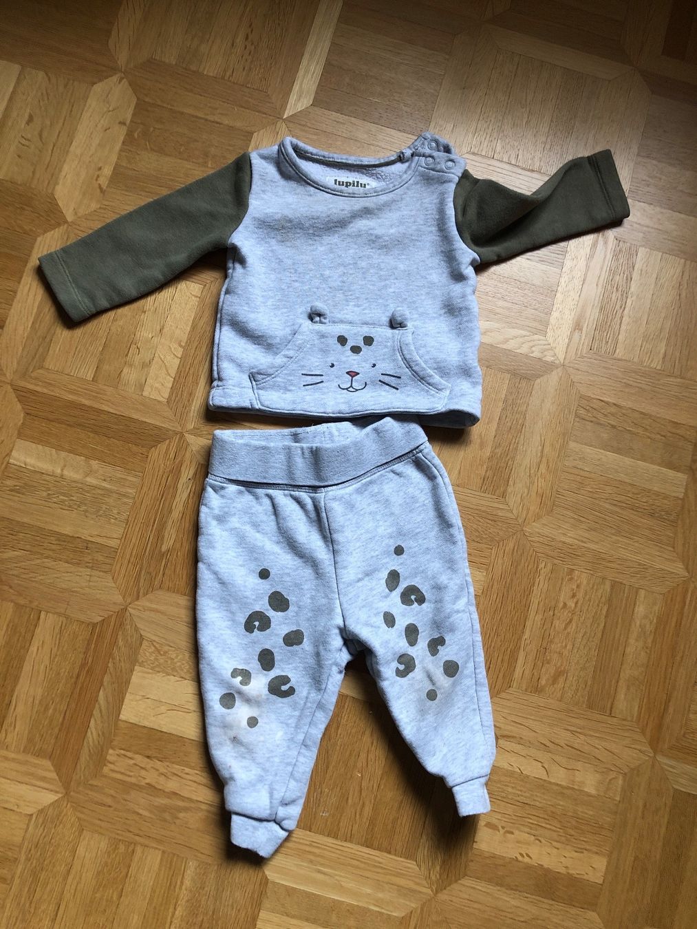 Lotti & Set di vestiti: Trainer mit Katze Gr. 62/68 (5) – Usato da Vilters venduto da Zwaergli13