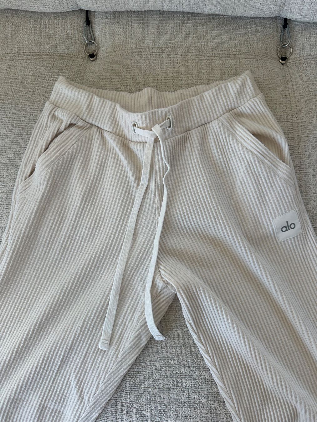 Alo Yoga Pantaloni: Trainerhose | Alo Yoga – Usato da Horgen venduto da naomijlo 5