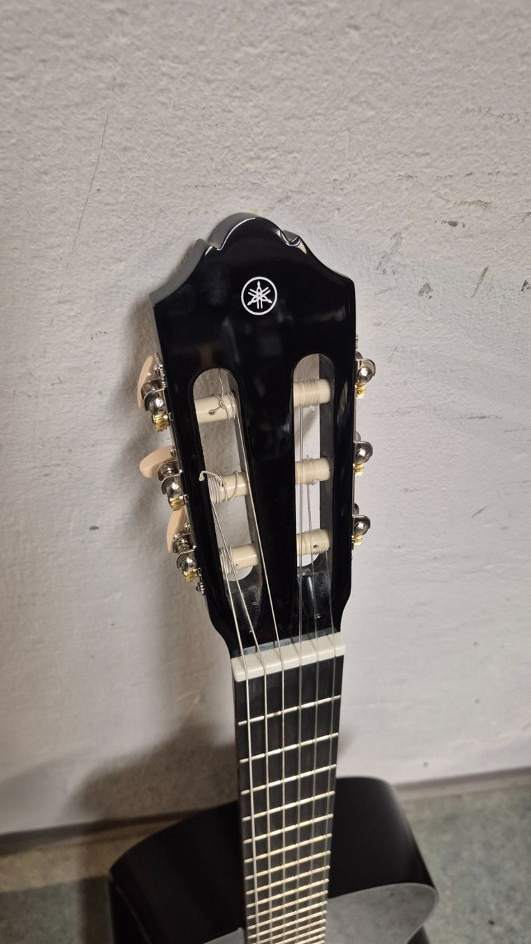 Yamaha Strumenti musicali: Schwarze Yamaha Gitarre C40 – Usato da Winterthur venduto da cbe_5ph7 2