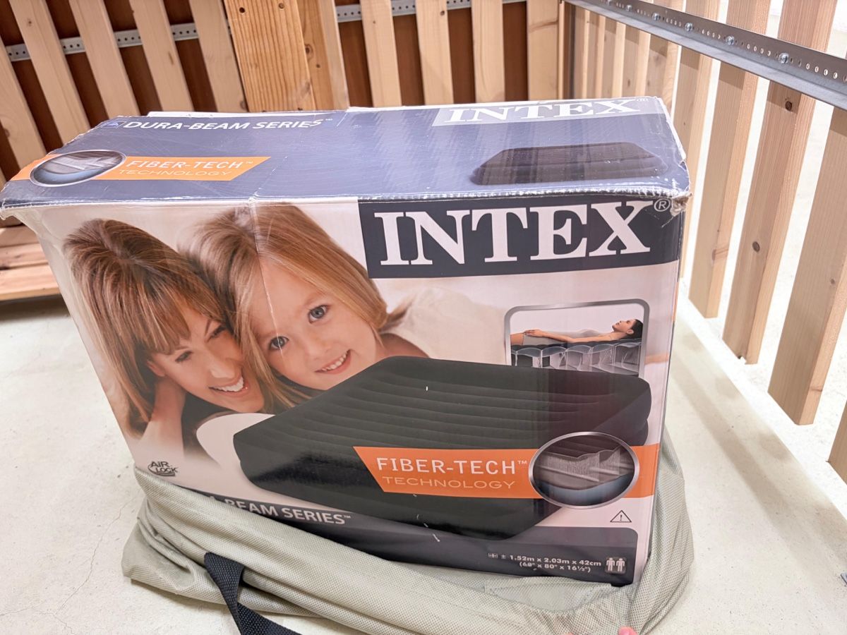 Lits: Intex inflatable bed  – D'occasion à Binningen par G_Sam87 1