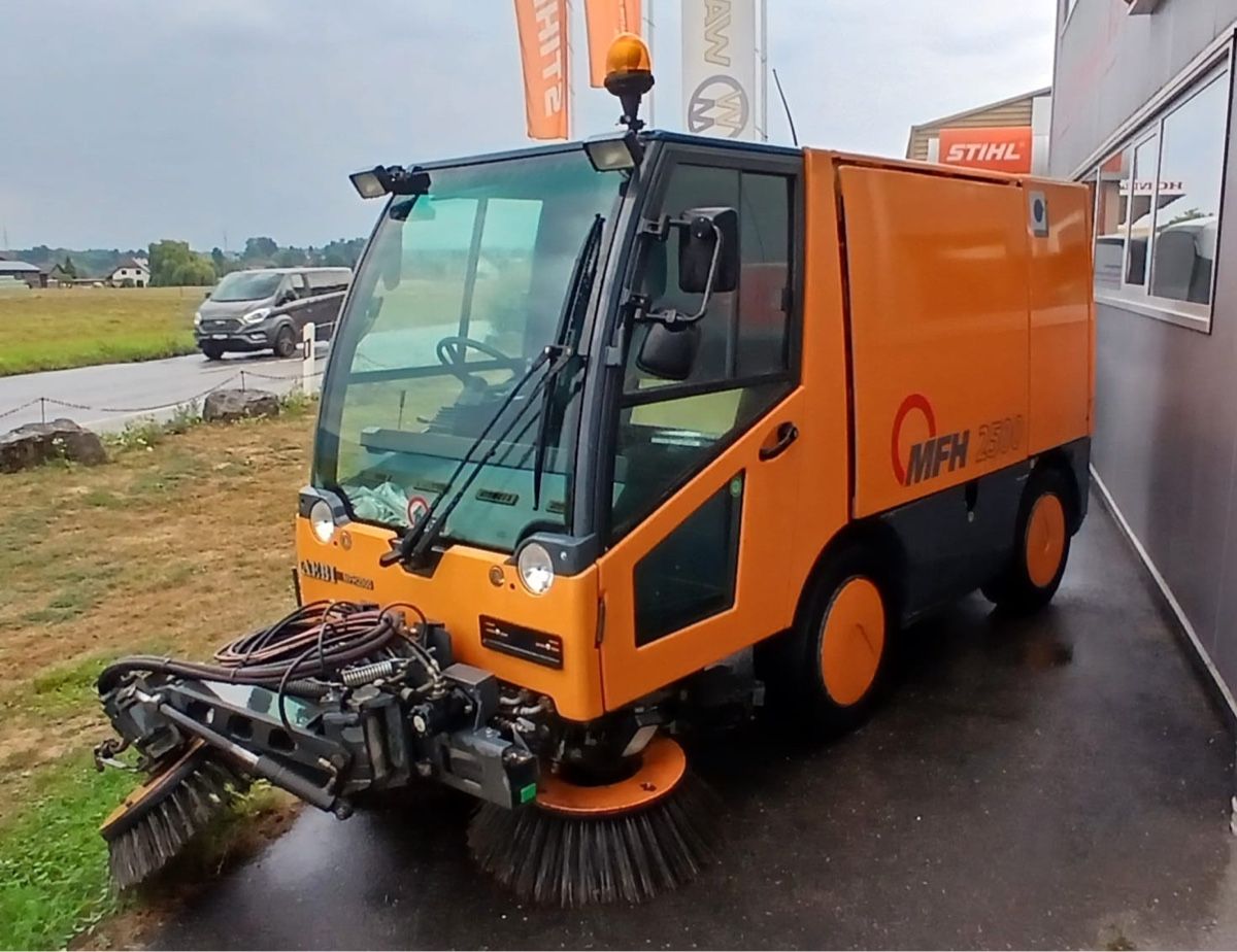 Tutte le macchine: Kehrmaschine MFH 2500 – Usato da Subingen venduto da Grace