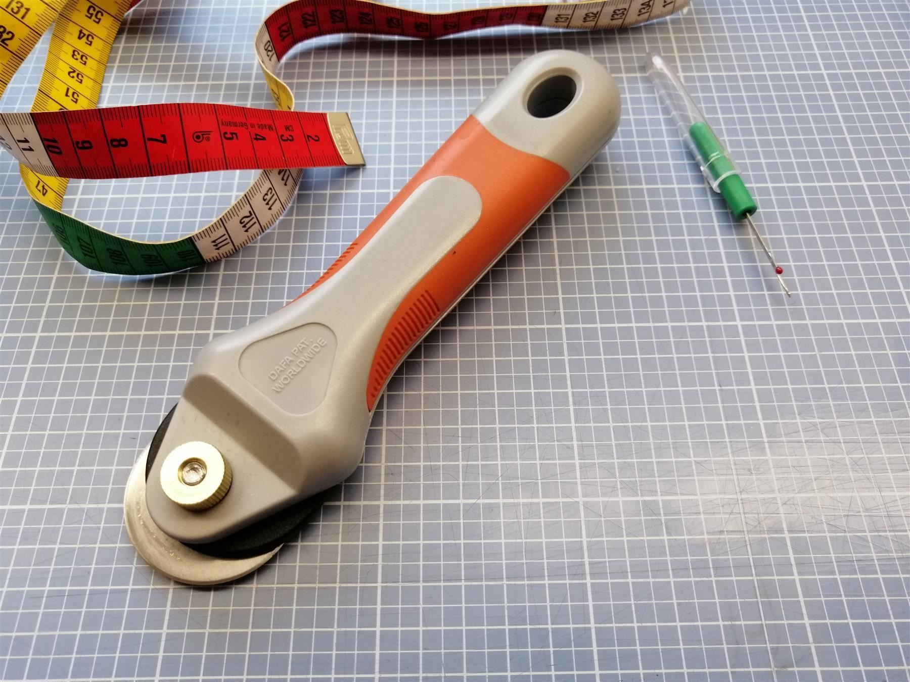 Tutti gli attrezzi: Rollschneider gross 45mm inkl. 6 Klingen – Nuovo e nell'imballaggio originale da Winterthur venduto da LederSchneiderei 2