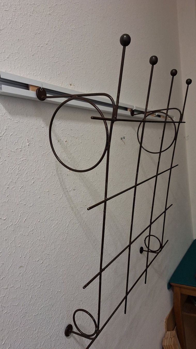 String Garderobe: Mid century -String-Wand-Garderobe  ,Metall minimalistisch – Gebraucht aus Arlesheim von shopradl