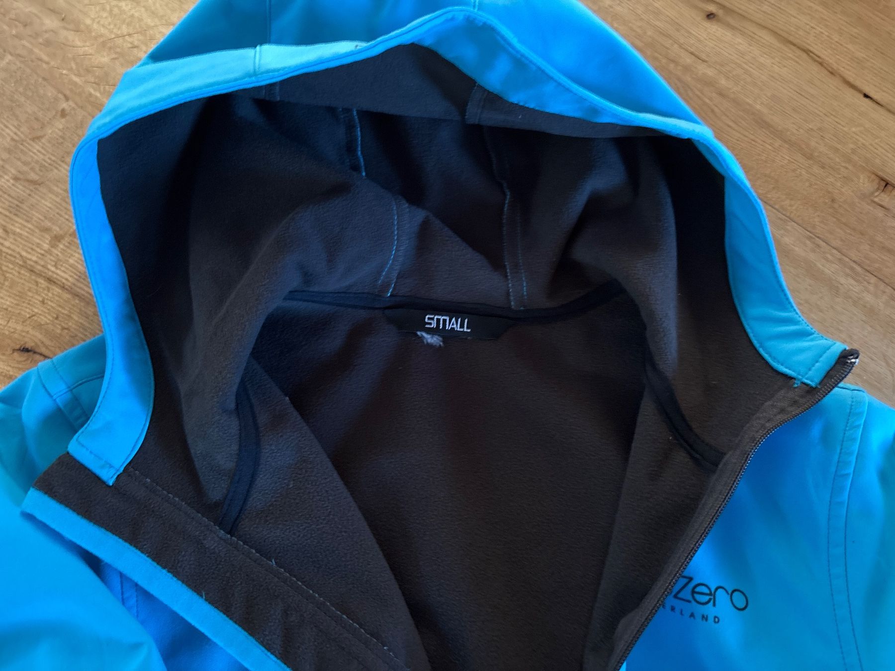 Giacche: Softshell Jacke BelowZero blau mit Kapuze – Usato da Beatenberg venduto da Rose406 4