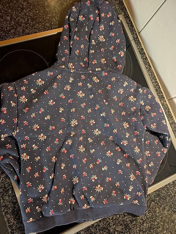 Pulls et sweat-shirts: Mädchen Kapuzenpulli von c&a gr. 128 – D'occasion à Bramboden par zaenni 2