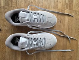adidas Sneaker, hellgrau, neuwertig, Grösse 38 2/3