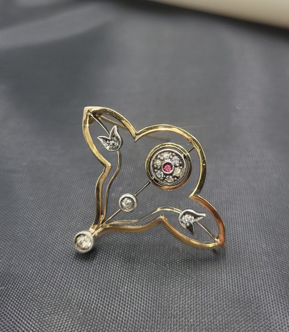 Broschen & Nadeln: Gold Brosche Mit Rubin und Steine – Gebraucht aus Wald ZH von Dasilver 1