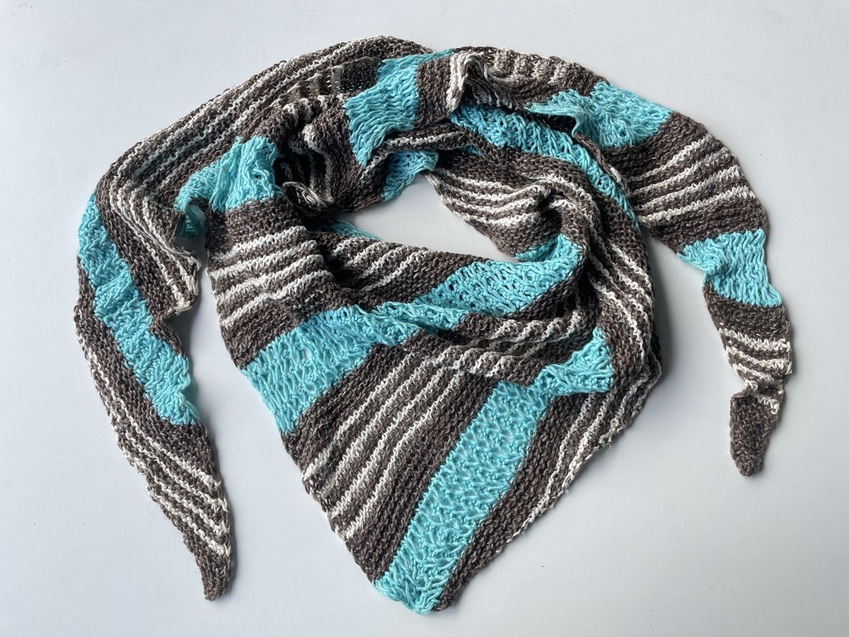 Foulard & Sciarpe: Grosses Dreieckruch, Statementtuch handgestrickt – Nuovo e nell'imballaggio originale da Fislisbach venduto da handglismet
