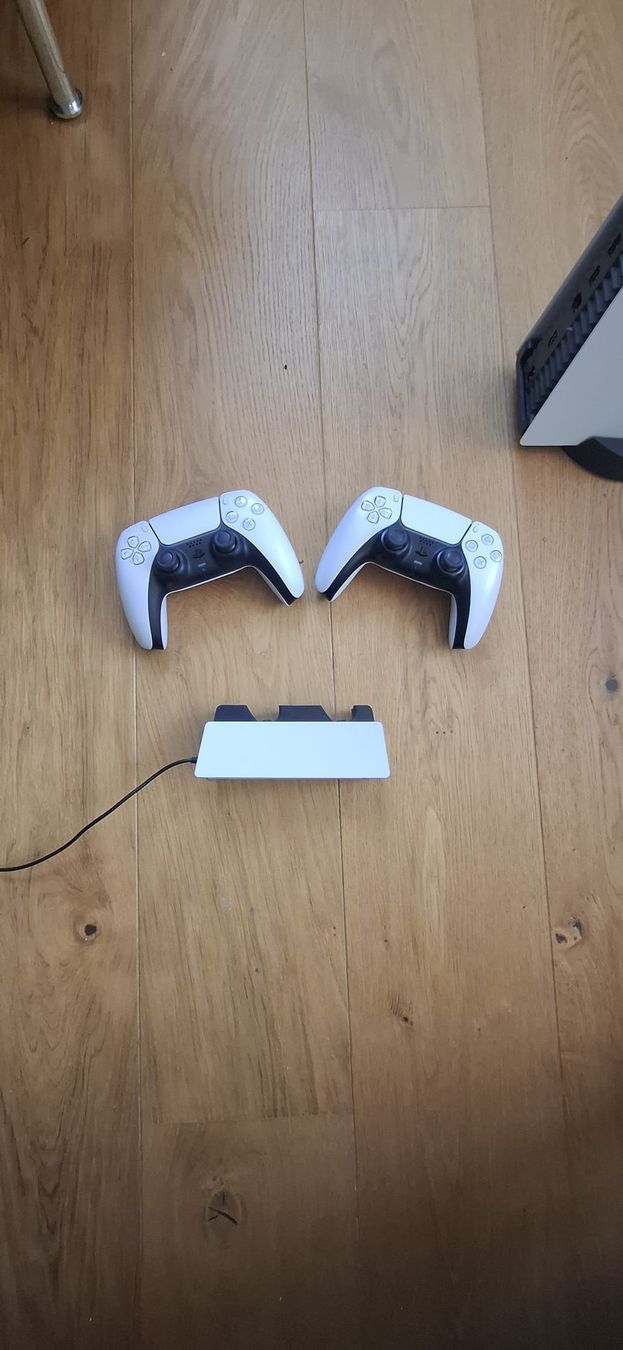Sony Consoles: Sony PlayStation 5 mit 2 Controllern – D'occasion à Liestal par Mr.Lietsch 4
