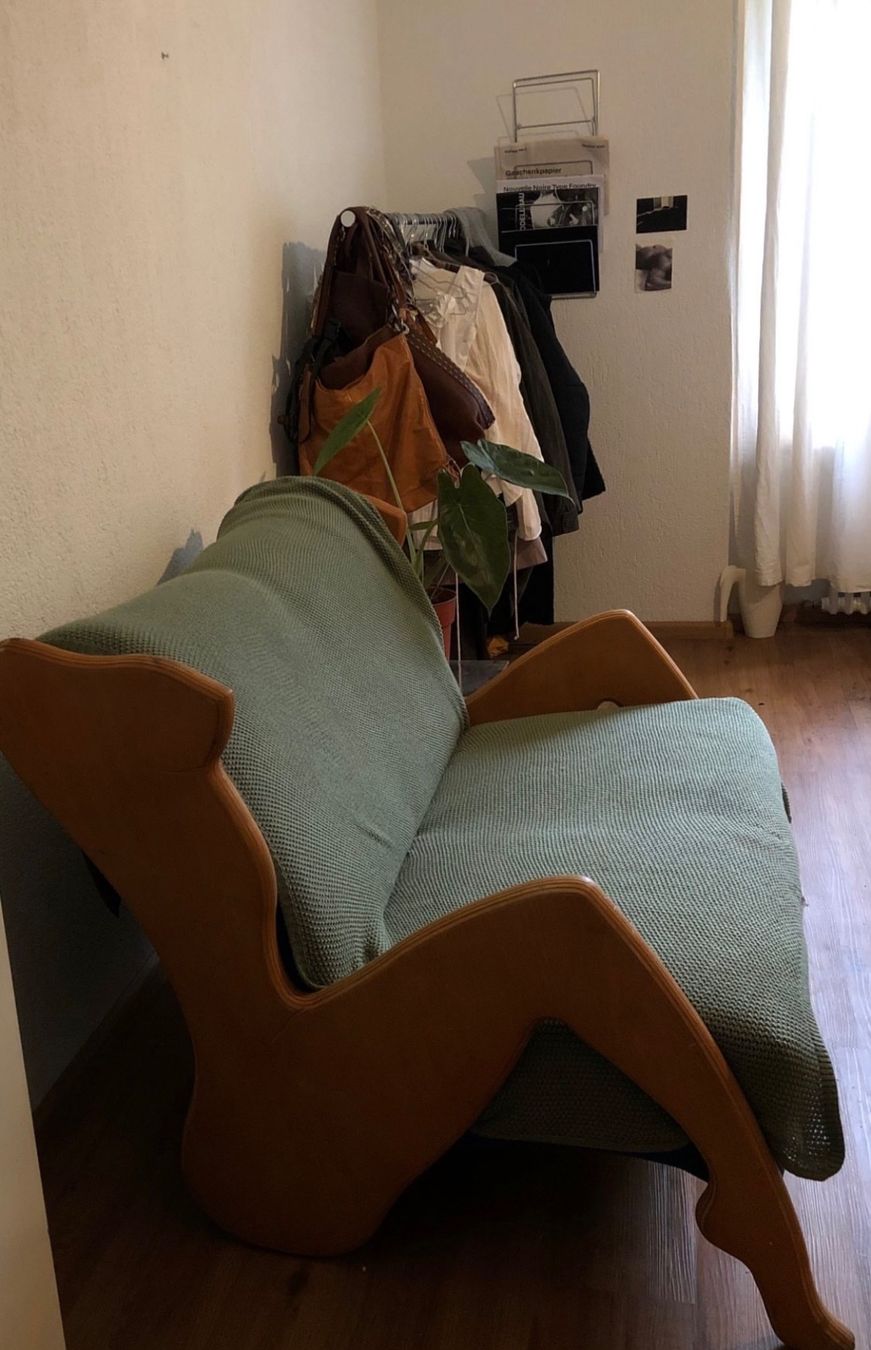 Divani: Ausgefallenes Holzsofa in menschlicher Körperform – Usato da Basel venduto da Joelleeschmid