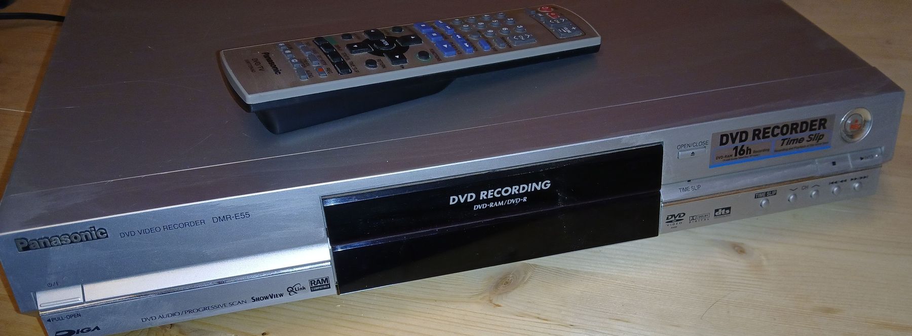 Panasonic Registratori: Enregistreur DVD Panasonic DMR-E55 avec télécommande – Usato da La Chaux-de-Fonds venduto da miami-vice1985