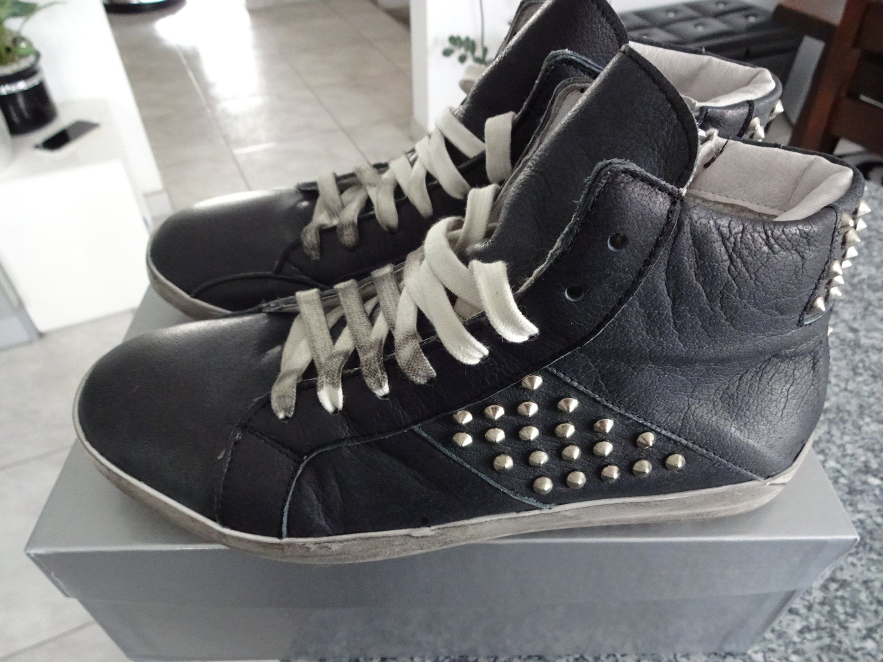 Damenschuhe: Neu Leder Sneaker Gr.40 mit Nieten – Neu und originalverpackt aus Sisseln AG von Flohmix