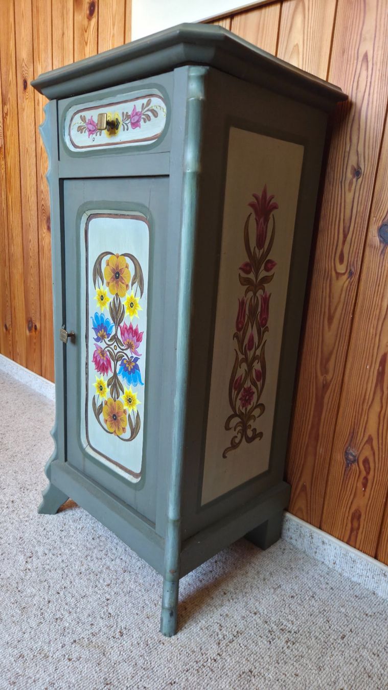 Armadi: Nachttisch bemalt mit Blumenmotiv – Usato da Zug venduto da Pat050 2