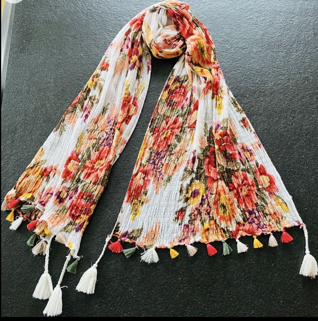 Globus Foulard & Sciarpe: Globus Accessoires:Viscose Schal mit Blumenmuster! – Usato da Ittigen venduto da franzis6
