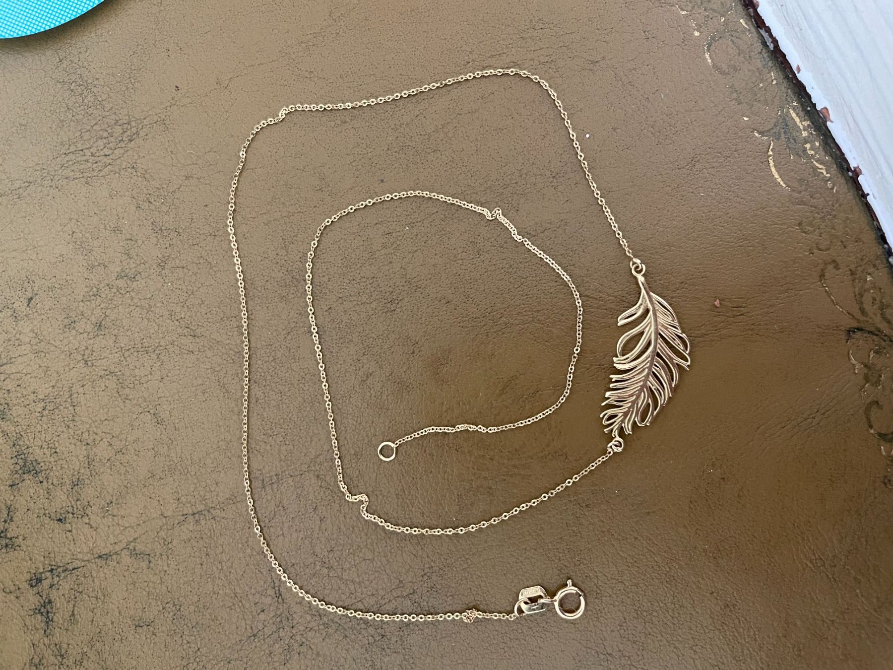 Catenine: Gold-Collier Feder – Usato da Muttenz venduto da einfach-schoen