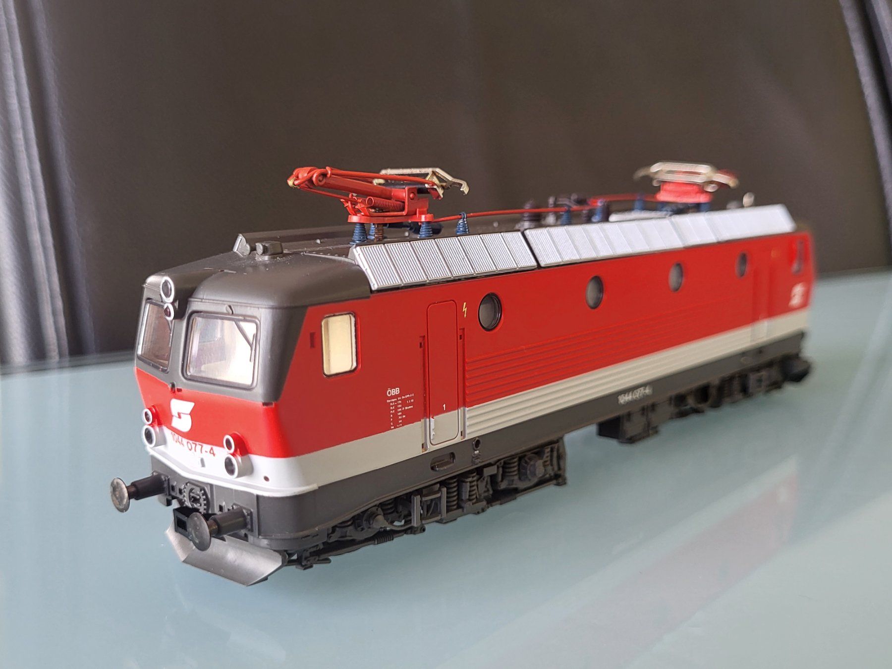 Roco Modellini di ferrovie: H0 ROCO ÖBB 1044 077-4 – Nuovo (secondo la descrizione) da Oberburg venduto da sensetal