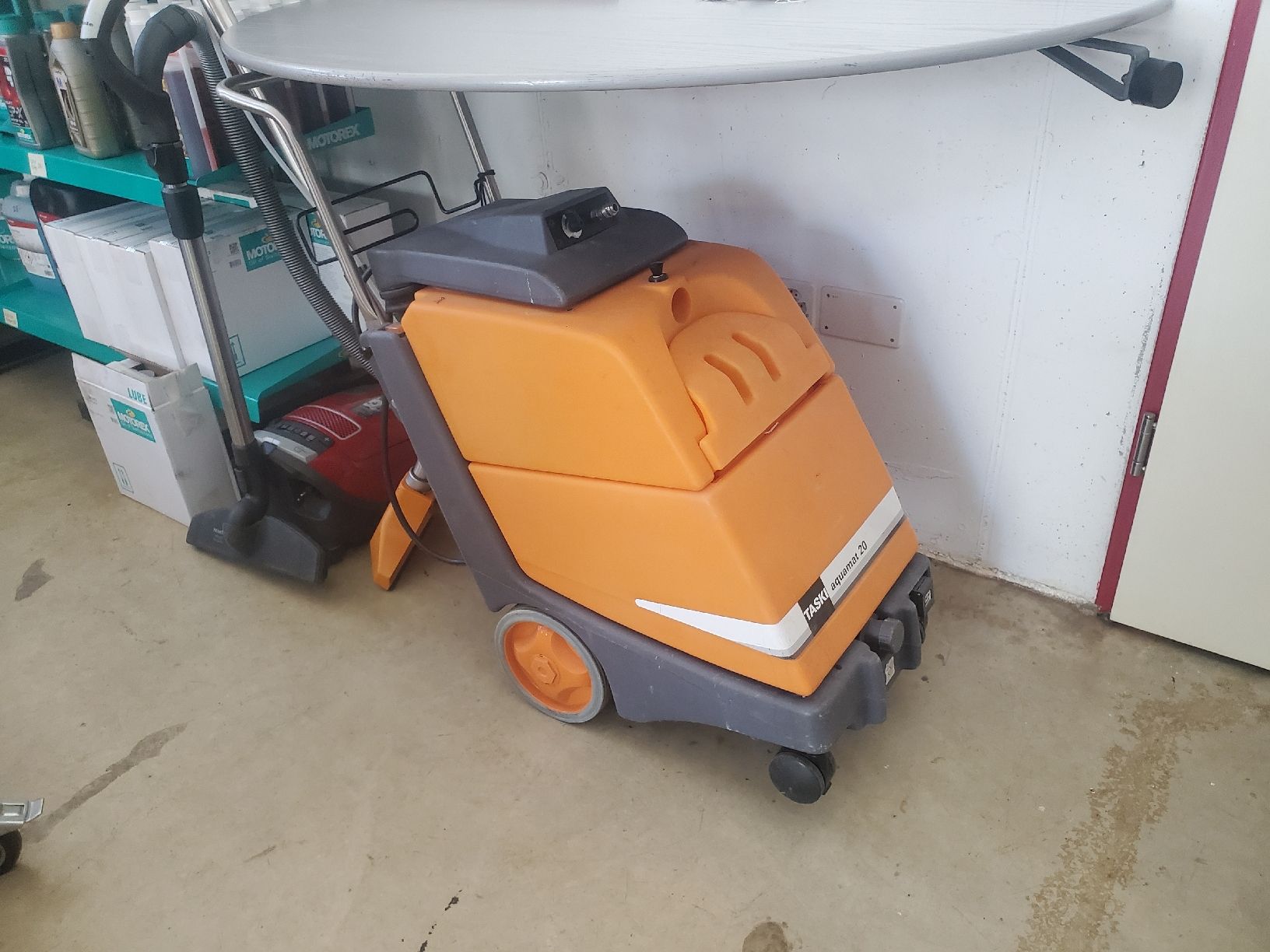 Tapis: Taski AQ 20  Teppichreiniger – D'occasion à Hagenbuch ZH par Jerremi