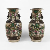Paire de vases anciens en porcelaine