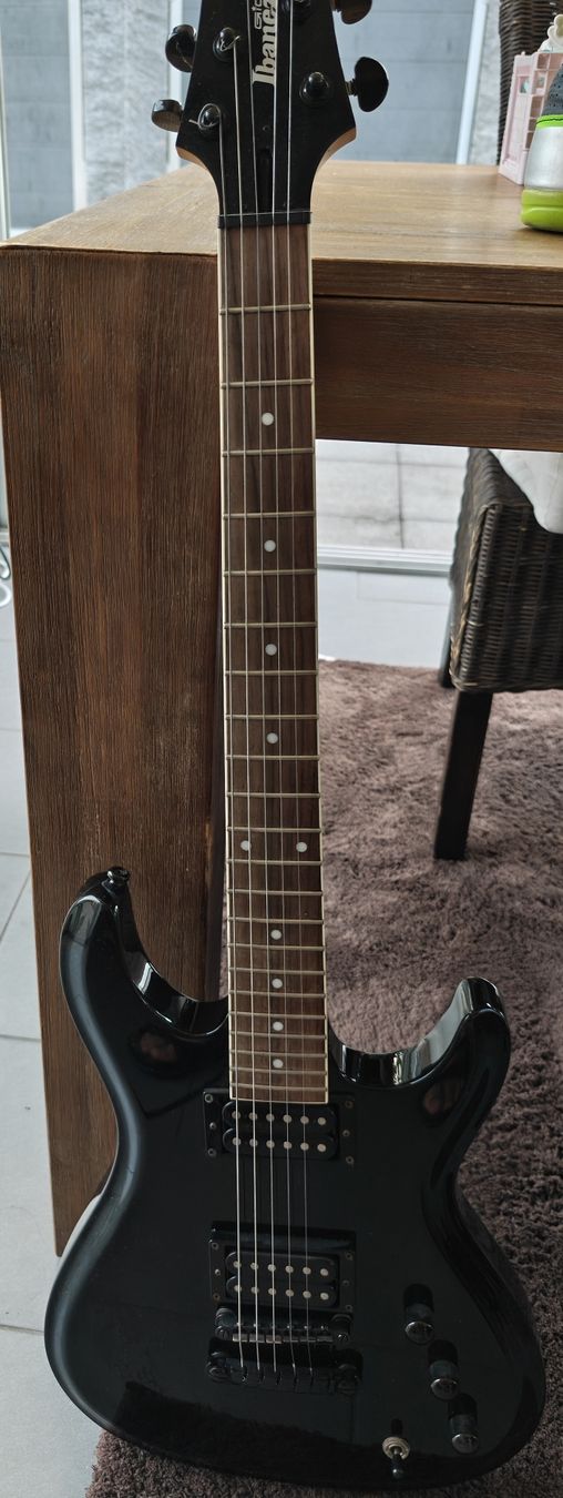 Ibanez Instruments de musique: Ibanez E-Gitarre schwarz gebraucht – D'occasion à Boniswil par Alessio42