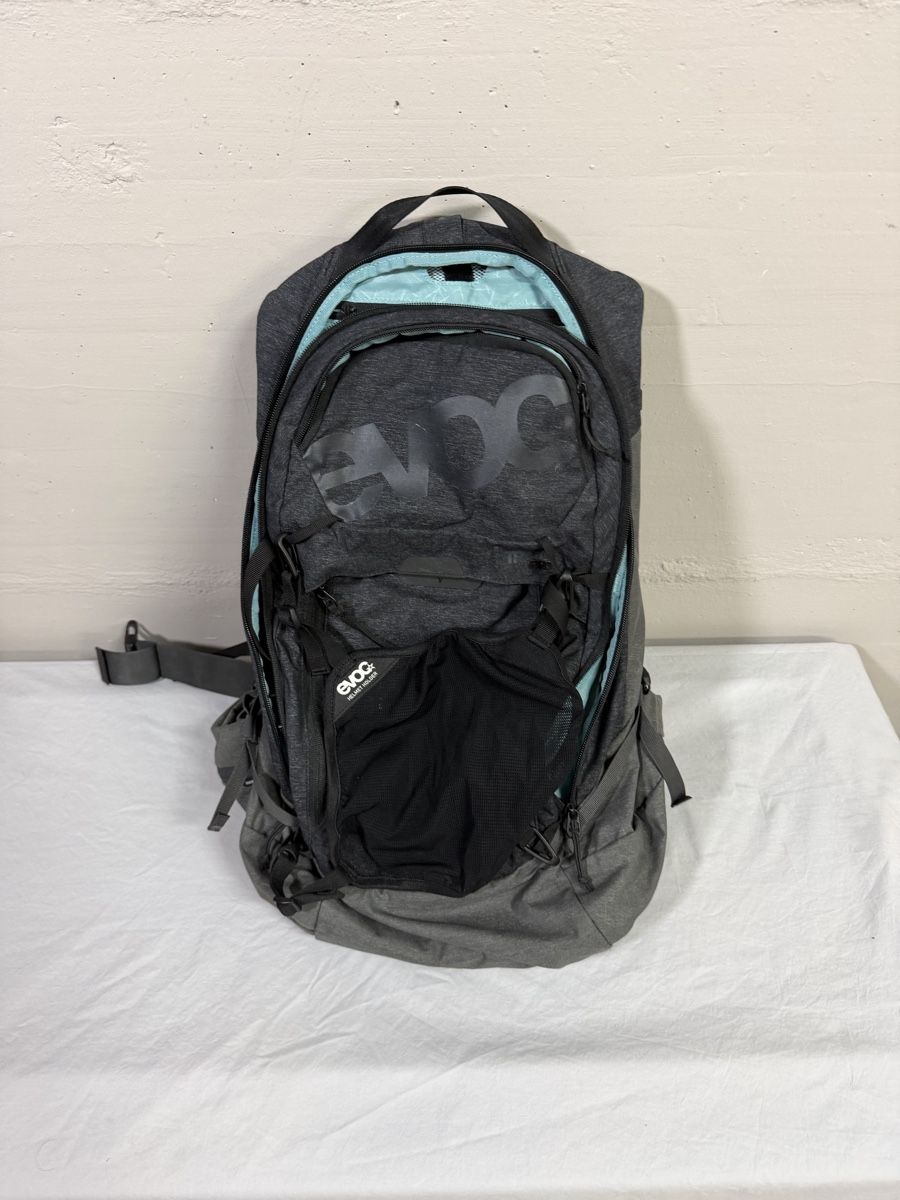 Evoc Sacs à dos: EVOC Rucksack mit Protektor – D'occasion à Horgen par -Capitano-