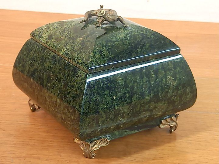 Portagioie: Boite de jade avec lézard en laiton – Usato da Ponts-de-Martel venduto da Henri-Louis 4