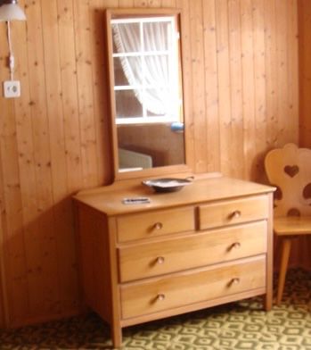 Commodes: Holzkommode mit Spiegel – D'occasion à Greifensee par Caraclara