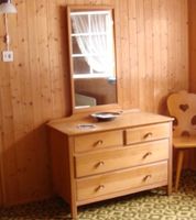 Holzkommode mit Spiegel