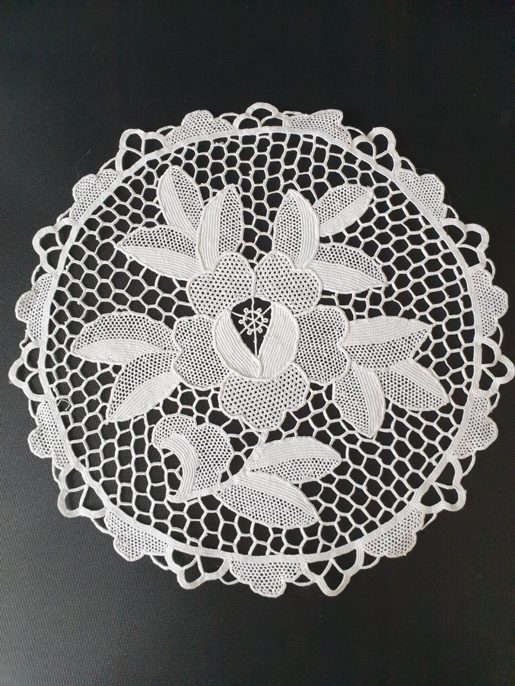 Tutte le decorazioni: Spitzendeckchen Spitzendeckeli 33 cm Spitze weiss, Rosen – Usato da Gossau ZH venduto da LeoniesDeko