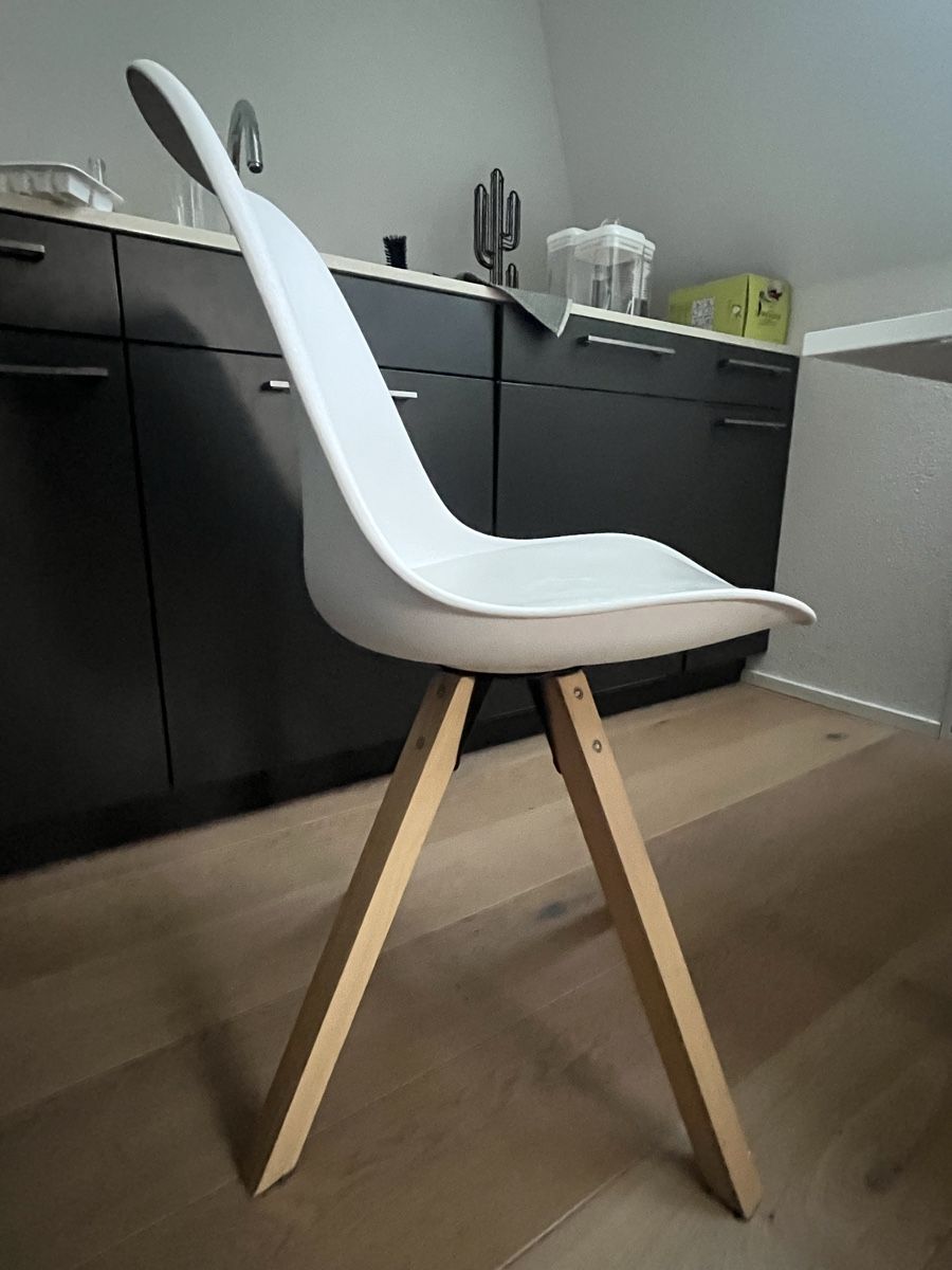 Stühle: 4x Stuhl weiss mit Holzbeinen – Gebraucht aus Bern von nin_6j5b 2