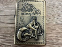 Xiantai JT2 Benzinfeuerzeug,  Motorrad & „nackte Schönheit“
