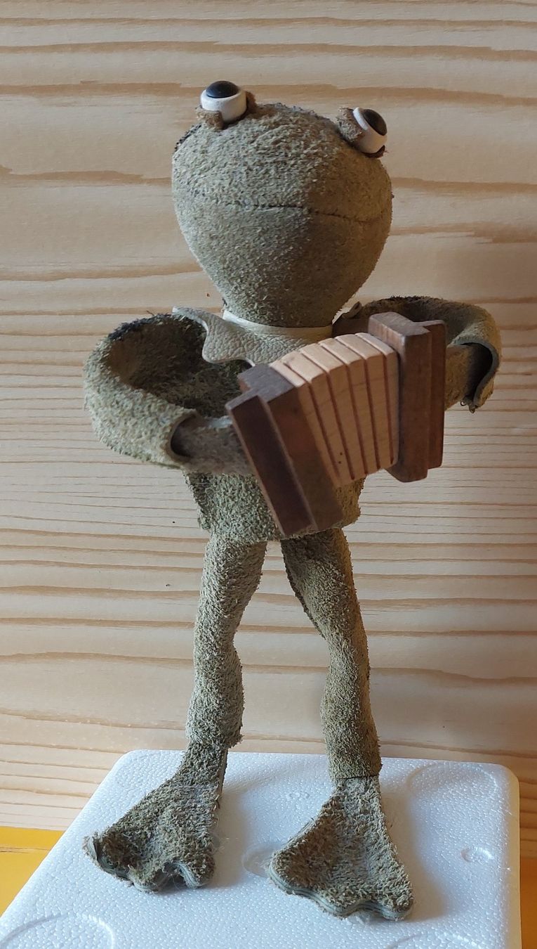 Statuette: FROSCH aus Leder mit Handorgel, handgemacht – Usato da Immensee venduto da Djinny 1